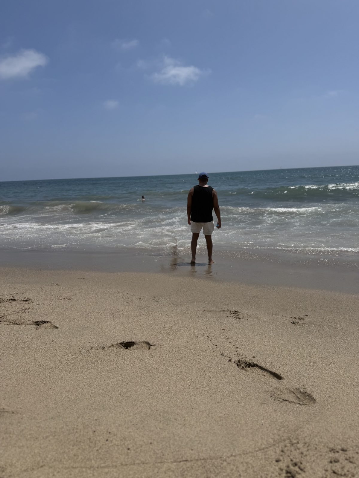 Open water at the beach with nothing on the horizon